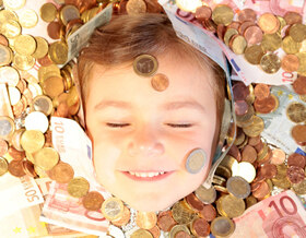 Kindergesicht inmitten goldener Münzen