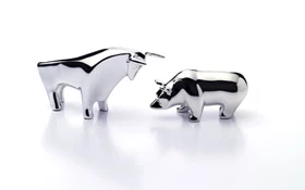 Zwei Figuren, die die Börse symbolisieren: Bulle und Bär
