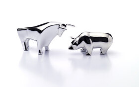 Zwei Figuren, die die Börse symbolisieren: Bulle und Bär